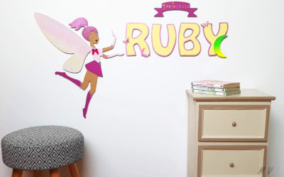 Une déco manga pour une chambre sur le thème de « sailor moon » avec les lettres et fée en bois !