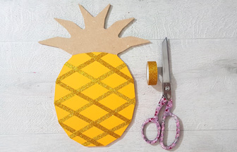 grand ananas en bois recouvert de masking tape