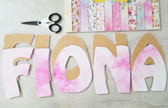 habiller les grandes lettres en bois avec du papier rose pastel