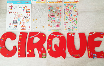 habiller les lettres en bois avec des stickers sur le thème du cirque