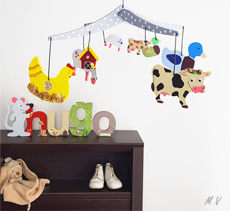 Tutoriel : décoration de chambre avec le mobile bébé au dessus de la tête et les lettres en bois thème ferme !