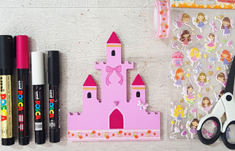 petit château de princesse en bois coloré avec des feutres et stickers