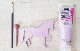 petite licorne en bois peint en violet pastel