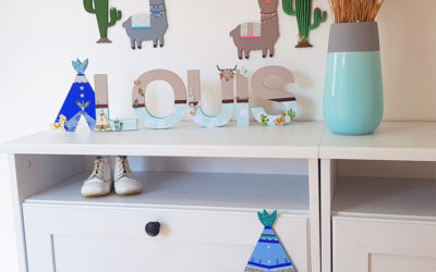 Une déco lama chambre bébé avec des formes en bois « tipi cactus » à décorer !