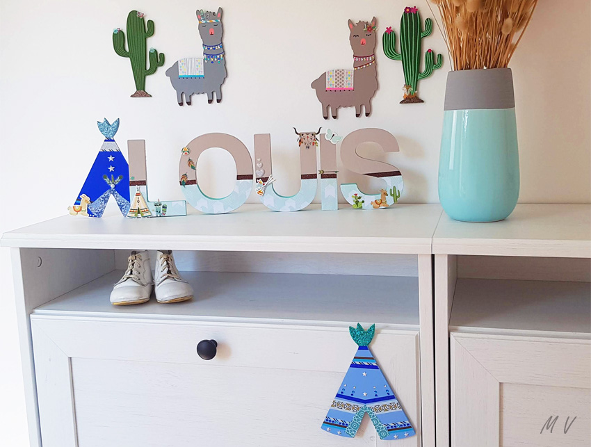 Une déco lama chambre bébé avec des formes en bois « tipi cactus » à décorer !