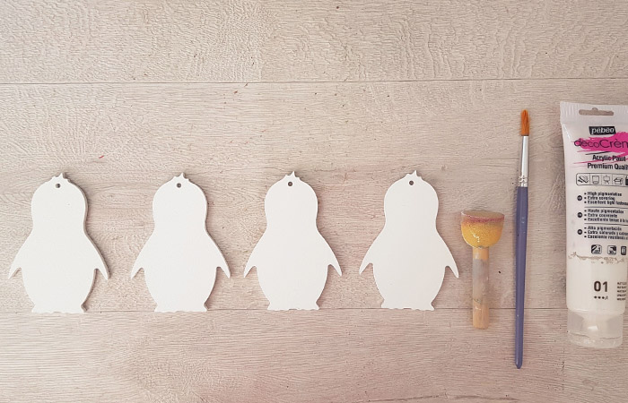peindre les pingouins en bois avec du blanc