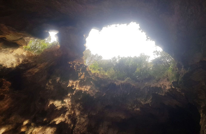 grotte secrète en Albanie proche de la plage de Livadh