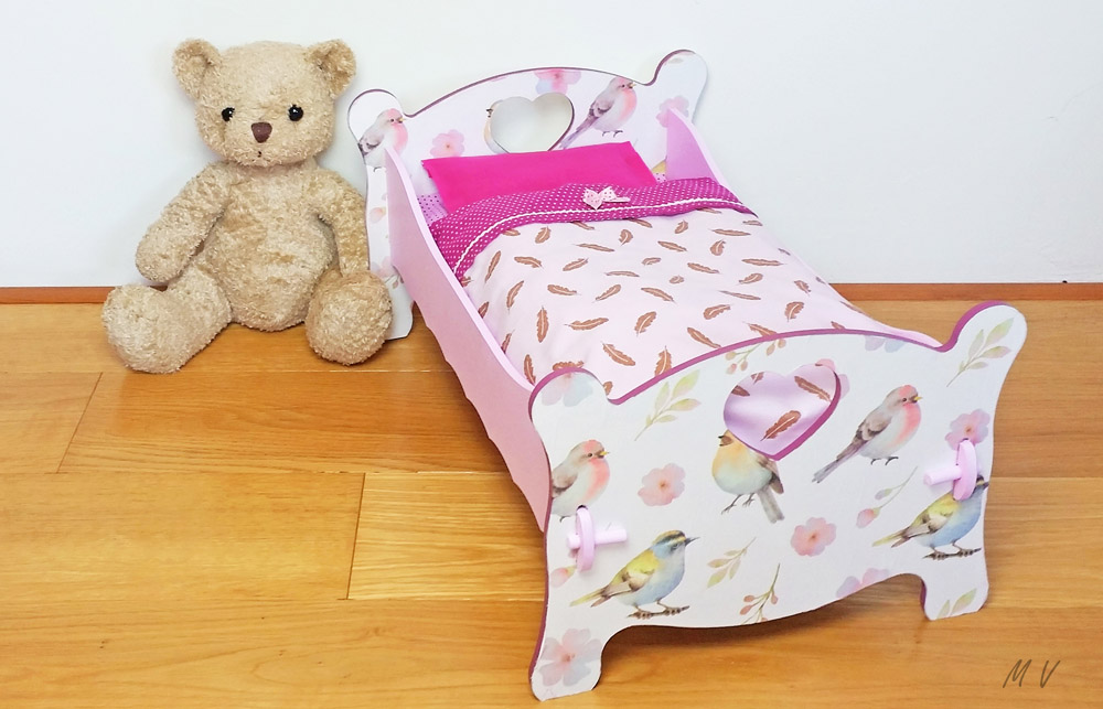 5 idées pour décorer un lit de poupée en bois !