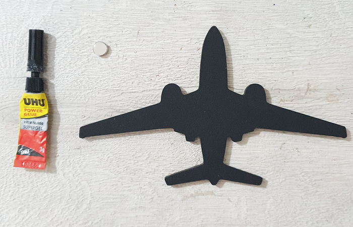 un avion en bois à peindre en noir