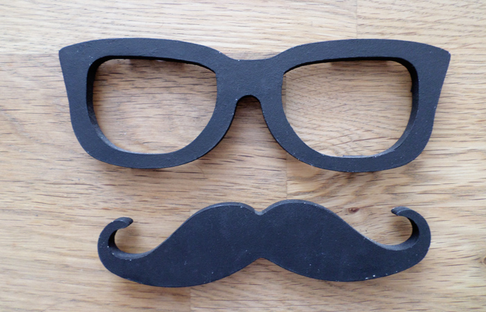 lunette et moustache en bois à fixer sur le frigo