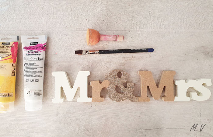 peindre le mot à poser Mr & Mrs en beige