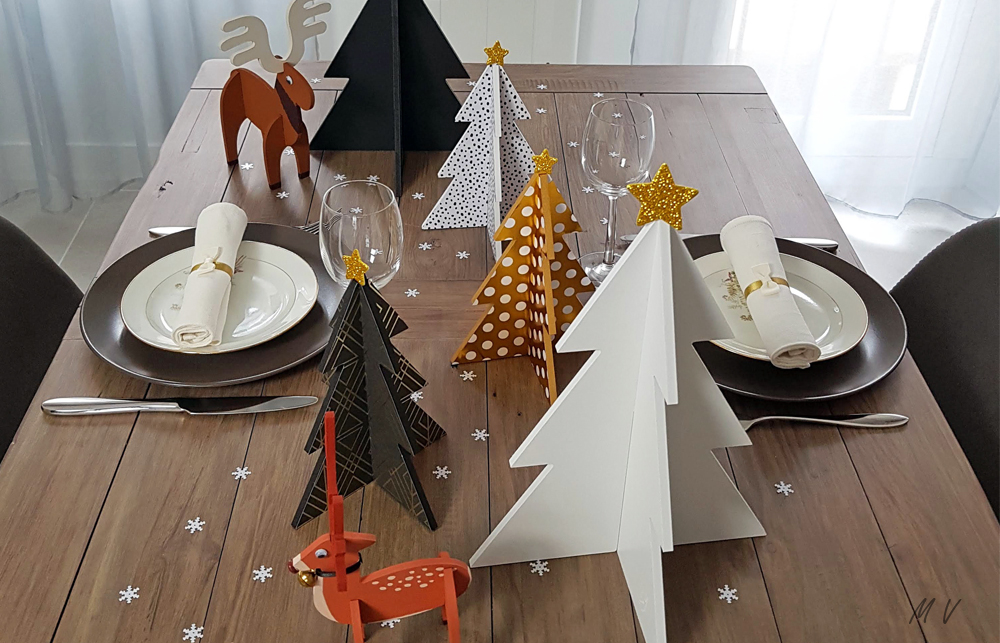 Tuto : une déco de table de Noël avec des sapins en bois - Decorez-moi.fr